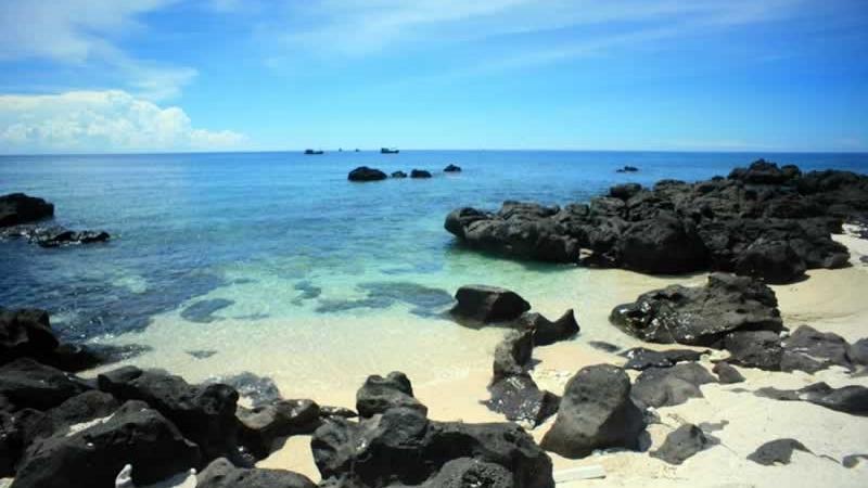 Bãi đá đen Trà Cổ